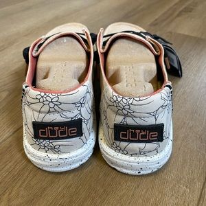 NWT Hey Dude Wendy Rose Flower Size 8